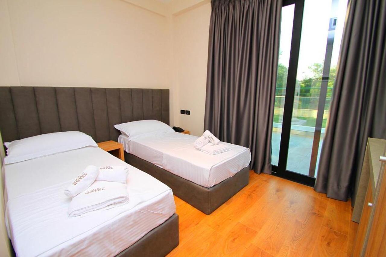A&G Hotel Radhimë Extérieur photo