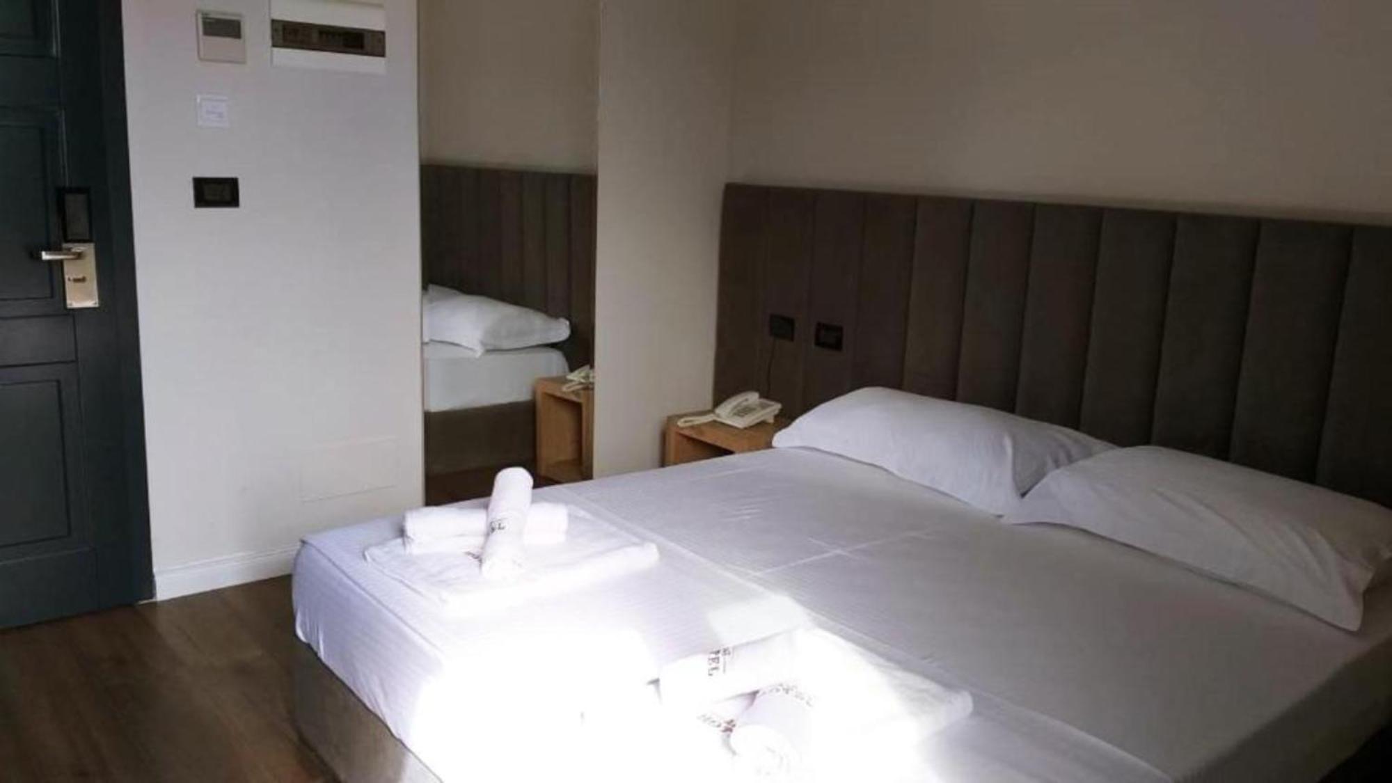 A&G Hotel Radhimë Extérieur photo