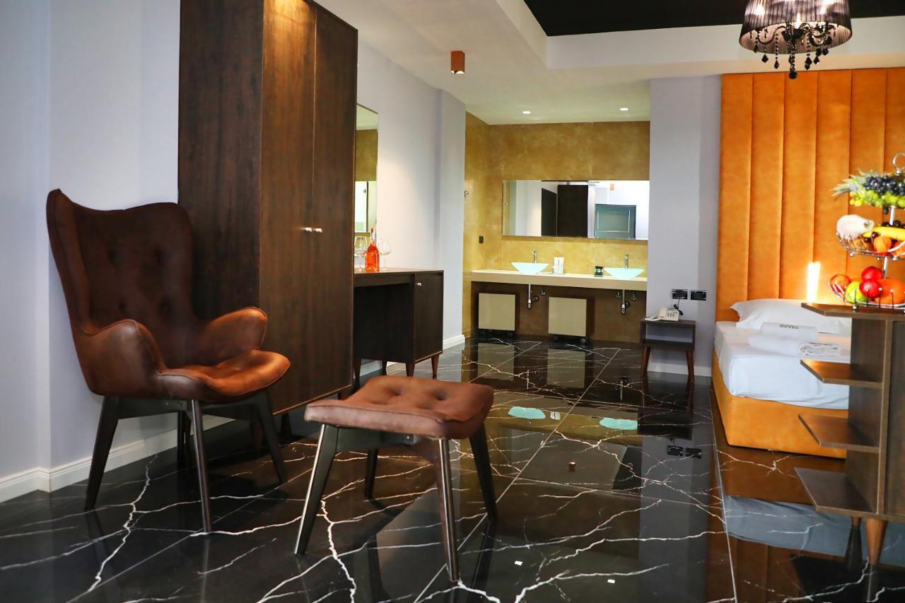 A&G Hotel Radhimë Extérieur photo
